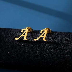 Pendientes de tuerca con letras del alfabeto de acero inoxidable chapados en oro a la moda impermeables <span class=keywords><strong>ARETA</strong></span> 26 iniciales pendientes de joyería para mujer - Product Image 2