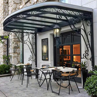 Auvent de stationnement contemporain en acier avec entrée en façade vitrée et caractéristiques en verre