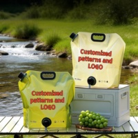 Accessoires de camping : Sac à eau imperméable en PE de qualité alimentaire sans BPA de 8 litres, réutilisable et pliable, servant également de sac à boisson.