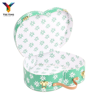 Boîte cadeau en forme de cœur pour vêtements de bébé, boîte cadeau personnalisée avec logo, emballage de boîte pour bébé, boîte cadeau en carton avec poignée en PU