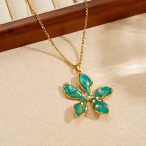 Flower Pendant Necklace Gold Plated Stainless Steel Clavicle Chain Daily Wear Gift Jewelry N4210 - Product Image 3