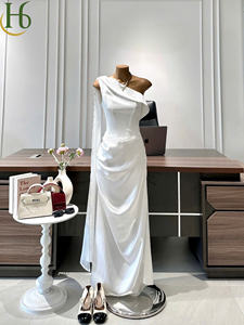 Vestido Maxi Asimétrico Blanco Tejido con Cintura Natural, Un Hombro Descubierto y Drapeado, Sin Mangas, para Fiesta, Hecho en Vietnam - Product Image 3