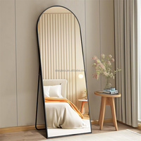 Miroir sur pied de luxe moderne en alliage d'aluminium noir et or, grand format, design arqué, pleine longueur pour la dégaine