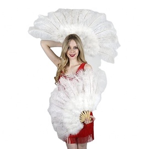 Vente chaude Grand éventail en plumes d'autruche de 33 cm Blanc Style folklorique pliable Classique en bambou Fleur Décoration de mariage et de fête - Product Image 3