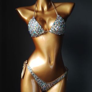 NUOVO ARRIVO Bikini Brasiliano con Top Triangolare, Lacci e Cristalli, Vita a V, 12 Colori - Product Image 1