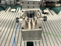 Centre d'usinage CNC 5 axes pour la production de meubles en bois massif avec tiges transversales, perçage et fraisage
