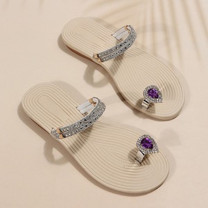 Sandalias planas con puntera para mujer, estilo veraniego, sandalias de playa con suela de goma suave y adornos de diamantes de imitación. - Product Image 4