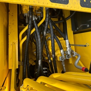 Excavatrice à chenilles d'occasion Komatsu PC240 de 24 tonnes, puissante force de creusement, avec marteau.  Modèles PC240, PC270, PC300. - Product Image 5