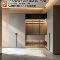 Armoire en bois avec tiroirs, dotée de longues poignées dorées, d'éclairage LED intégré et de compartiments ouverts personnalisables