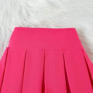 طقم صيفي بناتي من Conyson مكون من أربع قطع كلاسيكية، سترة عصرية بفتحة رقبة على شكل V وأزرار أمامية مع بلوزة كاميسول وتنورة مطوية وقبعة - Product Image 6