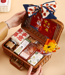 El juego <span class=keywords><strong>de</strong></span> regalo <span class=keywords><strong>de</strong></span> compañía <span class=keywords><strong>de</strong></span> boda 2024 incluye té, cuchara <span class=keywords><strong>de</strong></span> miel, taza, crema <span class=keywords><strong>de</strong></span> manos, jabón, Perfume <span class=keywords><strong>de</strong></span> flores secas, regalos <span class=keywords><strong>de</strong></span> negocios promocionales - Product Image 2