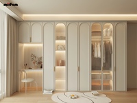Armoire de chambre personnalisée style crème français avec panneau cintré, vitrine à verre cannelé, table intégrée et rangement encastré, menuiserie de dressing