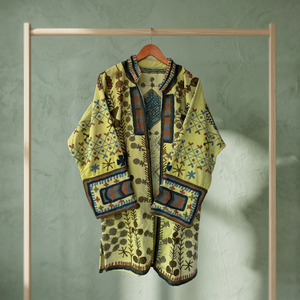 Manteau long en velours vert clair fait main sur mesure, avec des motifs floraux bruns et bleus et une bordure géométrique - Product Image 1