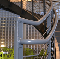 Escalier en colimaçon moderne en acier courbé avec marches métalliques et garde-corps à câbles, escalier commercial intérieur pour projet de bâtiment de bureaux