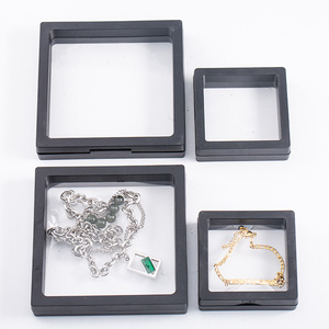 Caja cuadrada de plástico negro para embalaje de joyería de 11x11cm con tapa transparente para exhibir y almacenar collares y colgantes. - Product Image 1