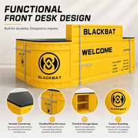 Fabricant fournissant un comptoir de réception de style conteneur industriel avec éclairage LED et aspect métallique jaune pour hôtel