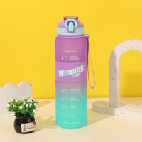 Bouteille d'eau de sport motivante de 1000 ml avec marqueur de temps, couvercle rabattable et sangle, en plastique sans BPA, pour la gym et le fitness