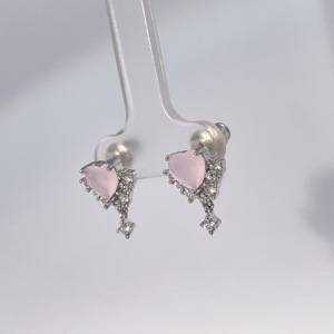 Boucles d'oreilles clous Tianyu Gems classiques, tendance et élégantes en forme de cœur rose en zircon cubique pour femmes, plaquées or sur la base en laiton - Product Image 2