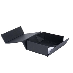 Customized luxurious size matte magnetic closed cardboard gift rectangular folding clamshell luxury clothing packaging box