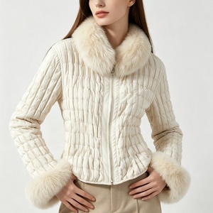 Giacca Reversibile da Donna Tyan in Vera Pelliccia di <span class=keywords><strong>Volpe</strong></span> e Coniglio, Cappotto Invernale Corto Imbottito con Collo e Polsini in Pelliccia di <span class=keywords><strong>Volpe</strong></span>, Vendita all'Ingrosso - Product Image 4