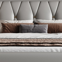 Lit moderne confortable et moelleux avec tête de lit capitonnée en similicuir, en bois de pin, plateforme double avec rangement, chambre à coucher de luxe