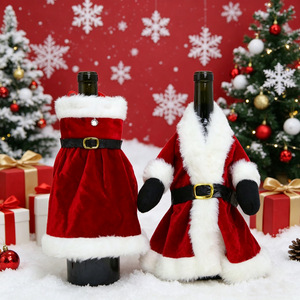 Housse de bouteille de vin en velours de Noël, style costume de Père Noël, pour la décoration de table de Noël et les fêtes. - Product Image 3