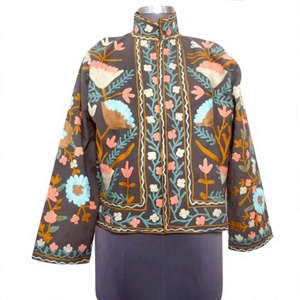 Chaqueta de Invierno para Mujer con Bordado Suzani y Estampado Floral, Abrigo con Relleno de Algodón Indio, Regalo para Novia - Product Image 1