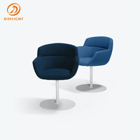 Fauteuil d'appoint minimaliste en cuir noir avec base en métal chromé/noir, dossier incurvé élégant pour la maison, le bureau et le hall d'hôtel