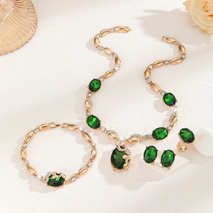 Parure de bijoux quatre pièces pour femme, style mode, ornée de diamants, avec collier ovale vert, boucles d'oreilles, bague et bracelet, pour mariage - Product Image 3
