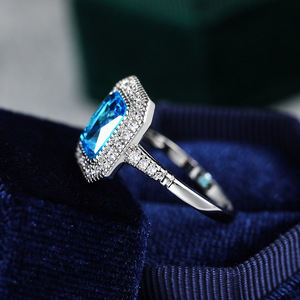 Anello da Donna con Zircone Blu Mare, Design Minimalista ed Elegante, per Uso Quotidiano, Feste, Anniversari, Gioiello da Dito Versatile e Impilabile, Regalo - Product Image 5