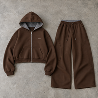 Ensemble streetwear rétro personnalisé pour homme avec sweat à capuche à doublure à carreaux et pantalon de survêtement large.