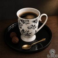 Tasse en céramique à pied haut avec motif floral monochrome rose noir et gris, base à plusieurs niveaux, grande poignée en C, 350 ml, pour l'heure du thé