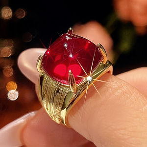 Anillos de Moda Ecológicos de Cobre Chapado en Oro con Circonitas Rojas y Azules de 14*14mm, Estilo Hop, Personalizados y Únicos - Product Image 4