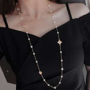 Collier extensible en perles de style polyvalent et exquis Zhizhen, avec pendentif trèfle et ciel étoilé en perles d'eau douce, tendance et perlé - Product Image 1