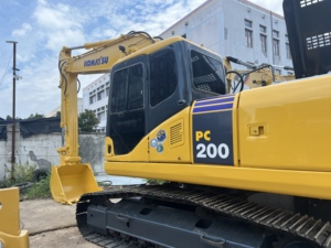 รถขุดไฮดรอลิกแบบตีนตะขาบ Komatsu PC200 มือสองจากญี่ปุ่นแท้ ใช้งานน้อย เครื่องยนต์ Komatsu แข็งแรง ทนทาน เหมาะสำหรับงานก่อสร้างและเหมืองแร่ - Product Image 4