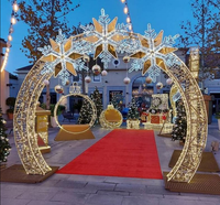 Grande sculpture lumineuse en forme de cœur pour extérieur, utilisée comme décorations commerciales de Noël, arche lumineuse en forme de cœur à traverser