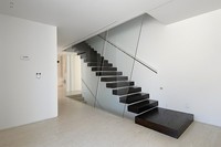 Escalier flottant en bois massif avec éclairage LED, poutres en acier invisibles et garde-corps en verre trempé