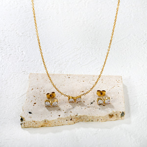 Conjunto de aretes y collar de acero inoxidable con lazo para mujer, joyería de fiesta con diamante blanco y piedra rosa. - Product Image 3