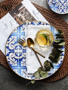 Ensemble d'assiettes à dîner en porcelaine d'inspiration européenne, motifs complexes bleu-blanc ressemblant à des carreaux avec des accents dorés - Product Image 3