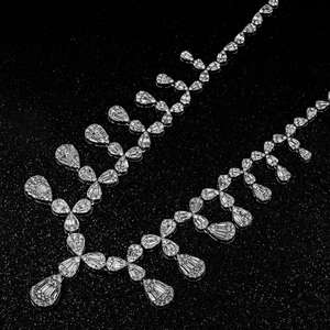 Collar de Diamantes en Forma de Enredadera en Oro Blanco de 14K, Diseño Atemporal, Joyería de Lujo para Mujer, Disponible a Buen Precio - Product Image 4