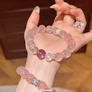 สร้อยข้อมือคริสตัลสีชมพูธรรมชาติสำหรับผู้หญิง ประดับด้วยโบว์เพทายและลูกปัด สร้อยข้อมือยืดหยุ่นประดับอัญมณี เสริมความรักและโชคดี ของขวัญเครื่องประดับ - Product Image 4
