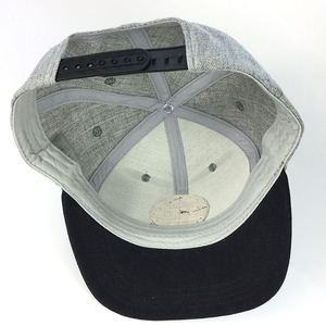 Casquette de baseball grise chinée et noire à visière plate avec logo tissé, ajustable pour hommes et femmes, style streetwear - Product Image 3