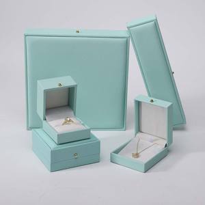 Boîte à bijoux haut de gamme, boîte cadeau en cuir rigide à charnières personnalisée, insert en velours, estampage à chaud, logo personnalisé, vente en gros - Product Image 4