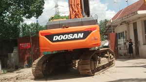 Excavadora de Orugas de Gran Escala Doosan DX530 Fabricada en Corea del Sur, 53 Toneladas, Motor y Caja de Cambios Probados e Inspeccionados, Precio Bajo de Venta, Shanghái, China - Product Image 3