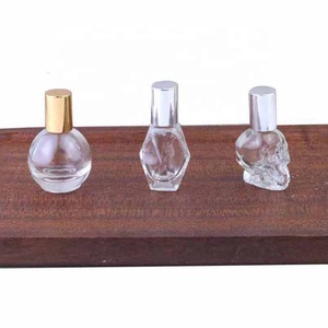 2025 nuovo Design quadrato da 10ml bottiglia di vetro per profumo di olio essenziale trasparente Roll-on con sfera in metallo (NRB02) - Product Image 5