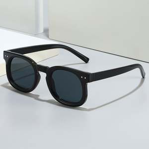 Lunettes de soleil rétro personnalisées 2025 avec logo, monture fine, UV400, verres dégradés bleu thé, carrées, pour hommes et femmes - Product Image 3