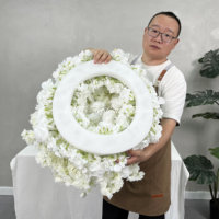Couronne de fleurs artificielles avec roses blanches et verdure pour la décoration de mariage et de table de ferme