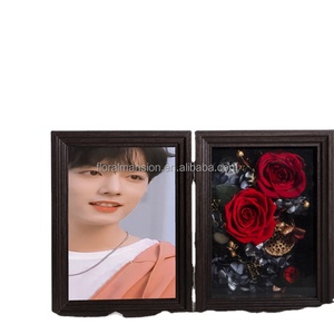 The best-selling Eternal Rose album photo frame box is a truly preserved glass wooden flower box