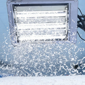 Machine à neige artificielle adaptée aux stations de <span class=keywords><strong>ski</strong></span> intérieures, parcs de neige, galeries de sculptures sur glace, centres commerciaux et places publiques en plein air - Product Image 3