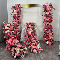 Rangée de fleurs artificielles roses, oranges, hortensias et delphiniums pour allée de mariage, arrangement floral long pour le sol